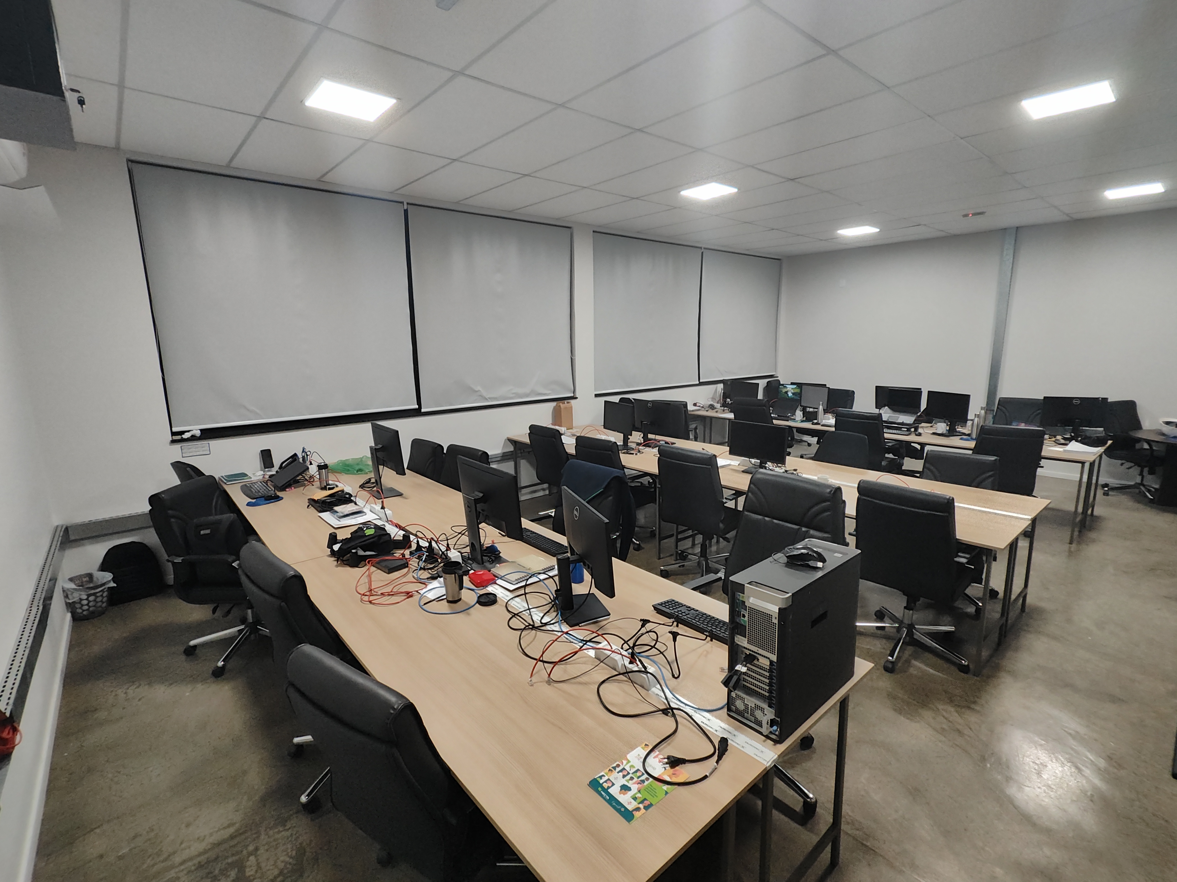 imagem da sala de reunião, com seis cadeiras, uma mesa e uma televisão no Coworking